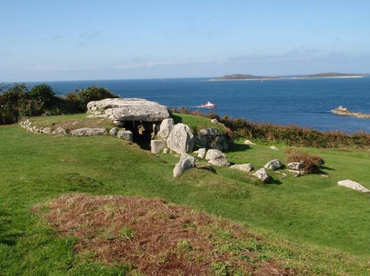 A Bronze Age Entrance Grave