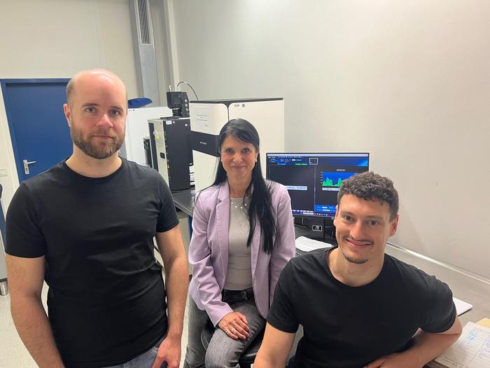 Prof. Dr. Heike Krebber und ihre wissenschaftlichen Mitarbeiter Dr. Ivo Coban (links) und Jan-Philipp Lamping (rechts) bei der Quantifizierung von Experimenten am Computer