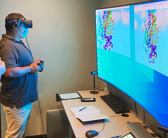 UTSA students use virtual reality headsets in biochemistry lab