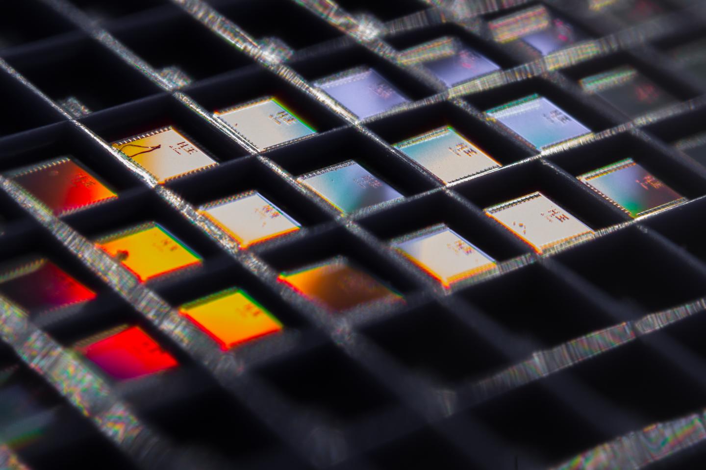 Near-Zero-Power Temperature Sensor Chip Array