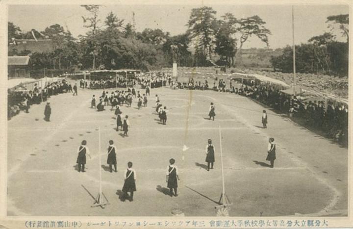 The oldest known photo of women's football in Japan, 1916