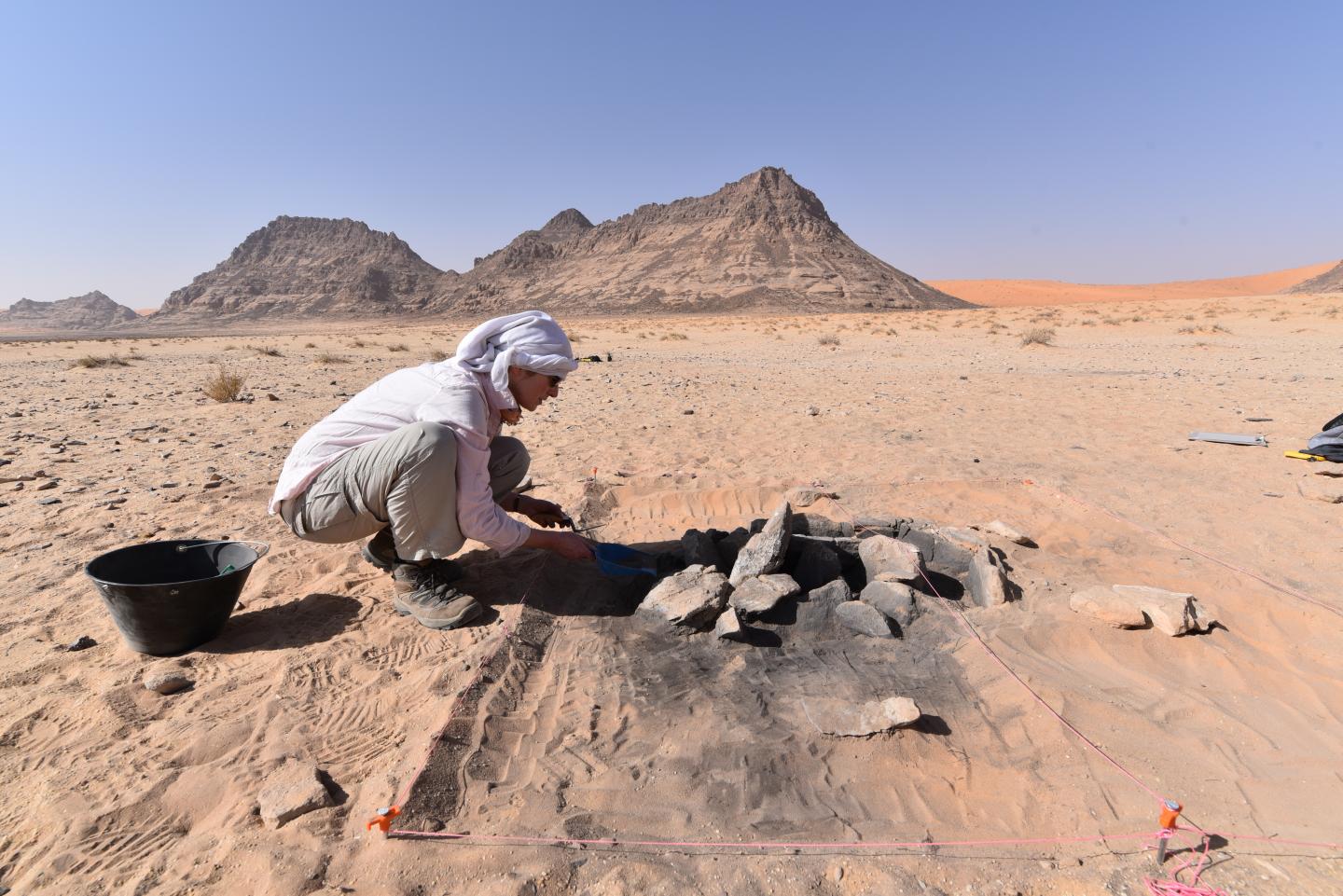 Ausgrabung einer Feuerstelle bei Jebel Oraf