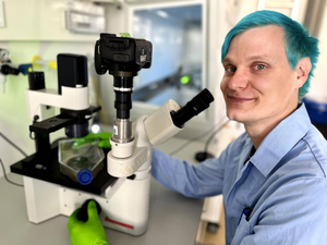 Patrick Arthofer during a light microscopic examination of an amoeba culture.