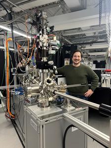 Professor Fabio Boschini, a researcher specializing in quantum materials at INRS and a 2025 Alfred P. Sloan award recipient