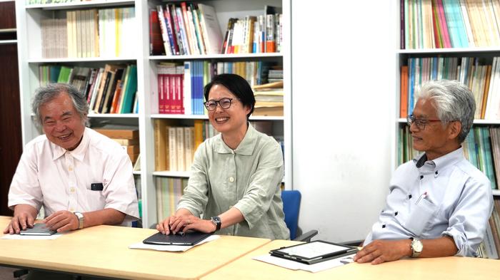 Discussing the trajectory and the role of the Open Seminar (from left) Professor Emeritus MUROSAKI Yoshiteru, Professor KONDO Tamiyo, and Professor Emeritus HOKUGO Akihiko (Kobe University Research Center for Urban Safety and Security, Nada Ward, Kobe Cit