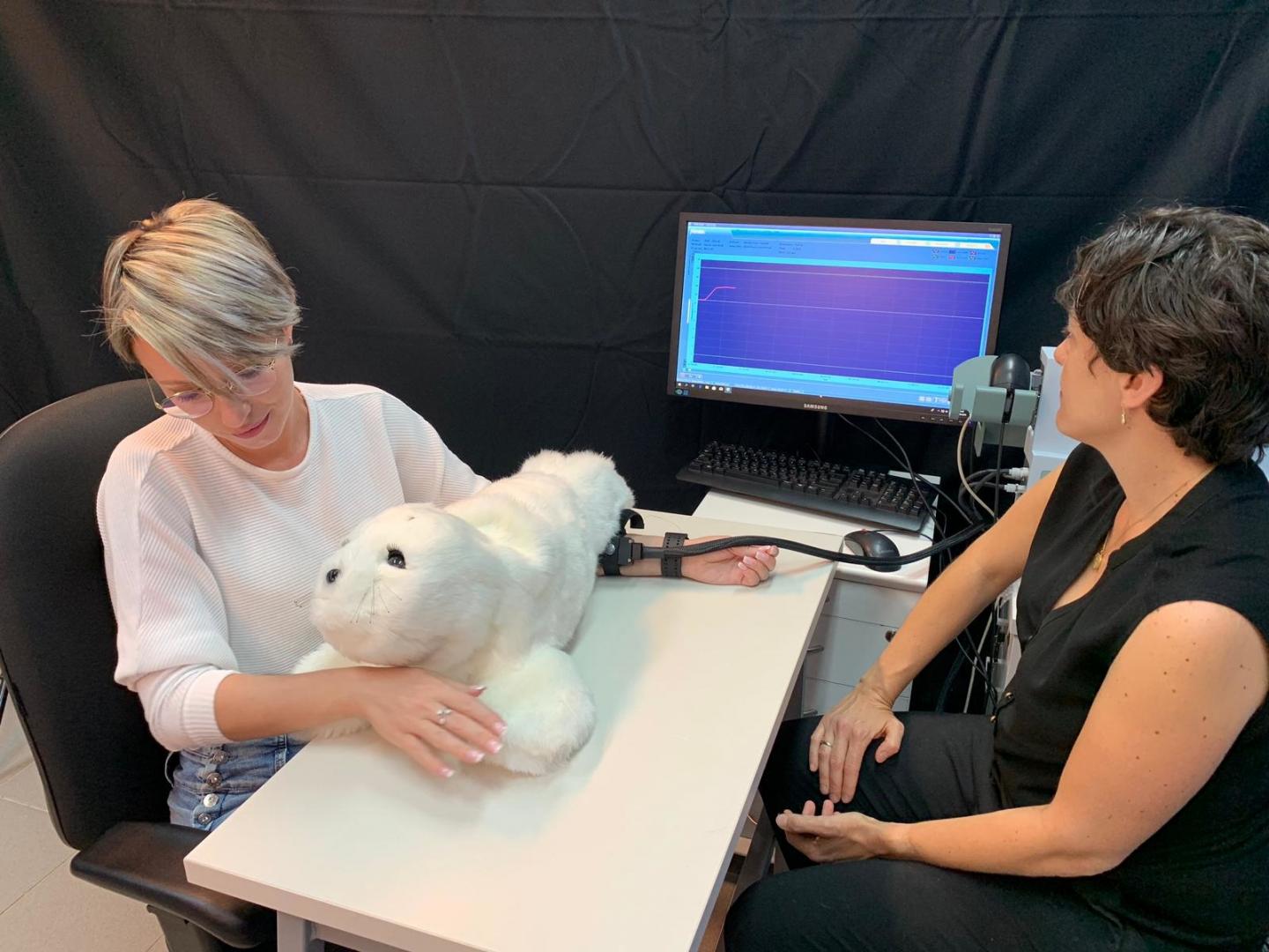 A furry social robot can reduce pain | EurekAlert!