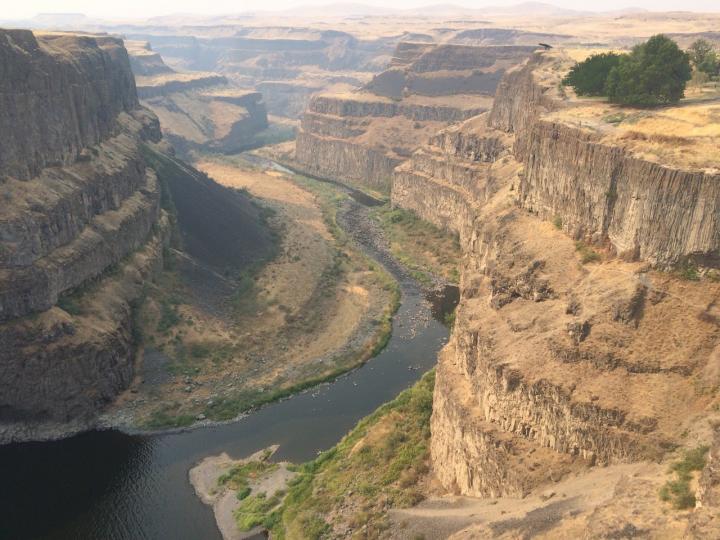 Rapid eruption of the Columbia River flood basalt and correlation with the mid-Miocene climate optimum (3 of 6)