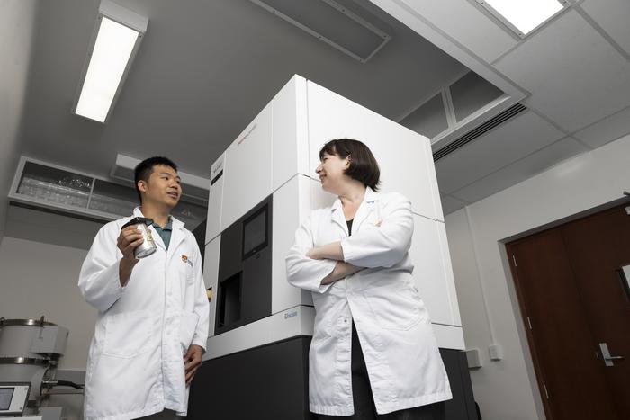 Dr Minh Luu and Dr Shelley Wickham with the electron microscope