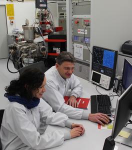 Stefanie Imminger and Arno Schintlmeister analyzing biocrusts microorganism at the NanoSIMS.