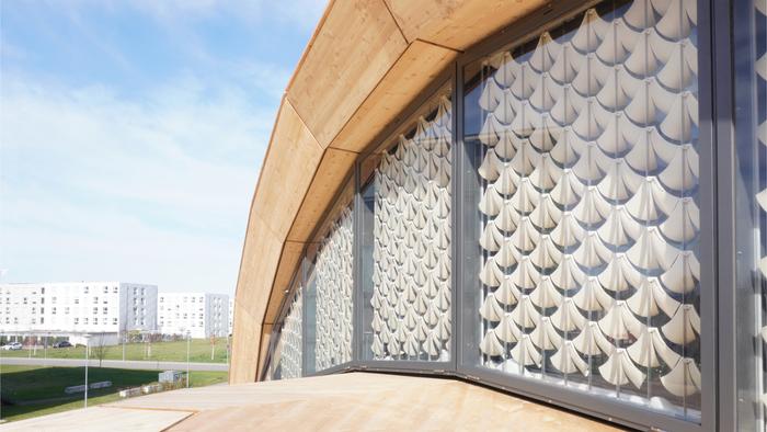 The adaptive, self-adjusting shading system “Solar Gate” supports the climate control of buildings.