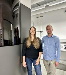 Julia Datler and Jesse Hansen in the ISTA Electron Microscopy Facility