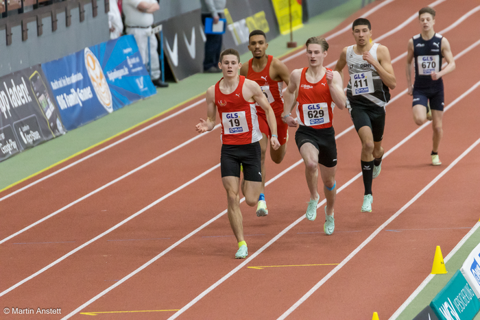 Excellent in two systems: Maximilian Köhler (front), German U20 Champion over 400 m and 400 m hurdles, is supported at KIT as a top-level student athlete (Photo: Martin Anstett)