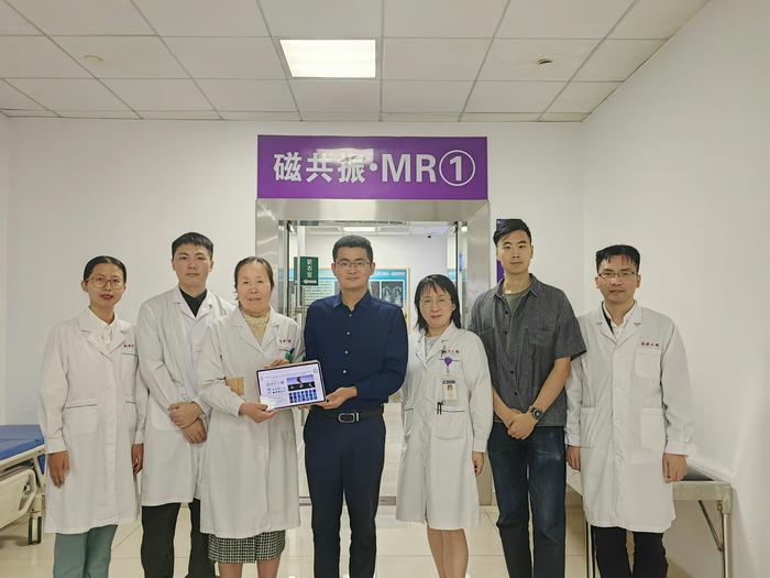 Assistant Professor CHEN Hao (fourth left) and PhD student QIU Zelin (second right) from the School of Engineering, HKUST; Prof. ZHAO Yinghua (third left), Dr. XIE Zhuoyao (first right) and other members of the research team from the Third Affiliated Hosp