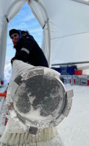 Drilling ice cores