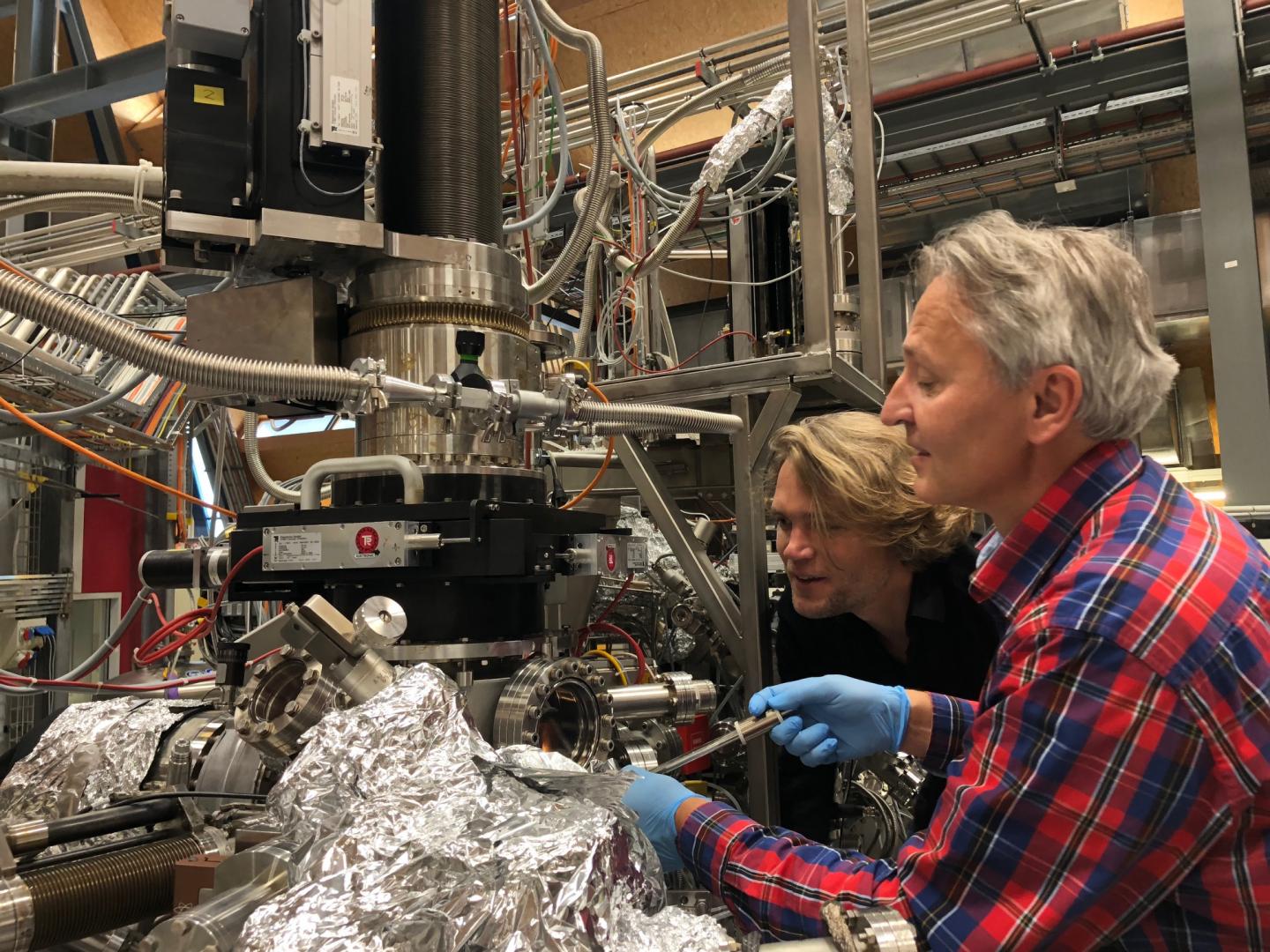 Hugo Dil and Juraj Krempasky, Ecole Polytechnique Fédérale de Lausanne 