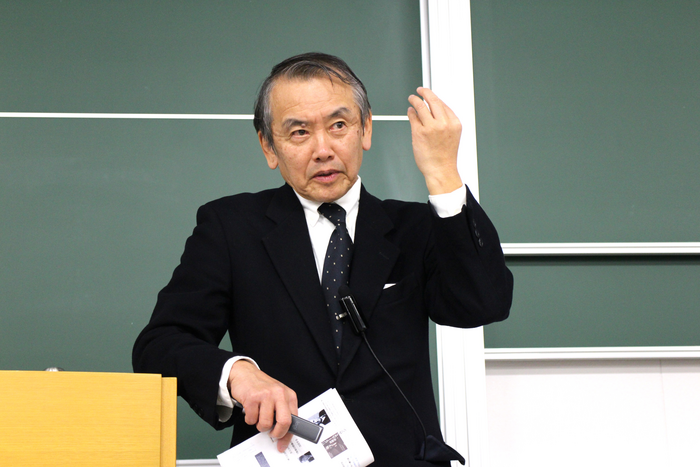 Prof Adachi giving a lecture
