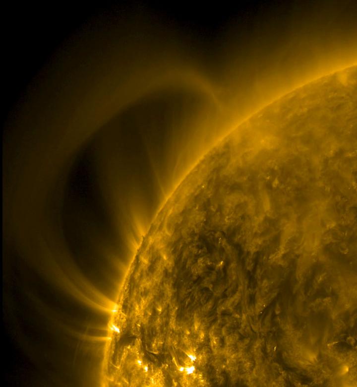 NASA Sees Sun's Extensive Arch