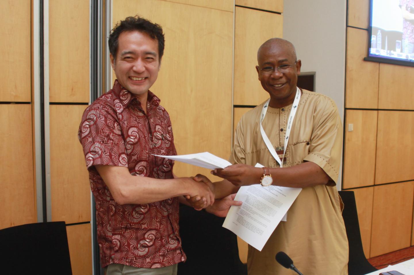Dr. YAMAJI of NII and Dr. BARRY of WACREN at MOU Signing Ceremony