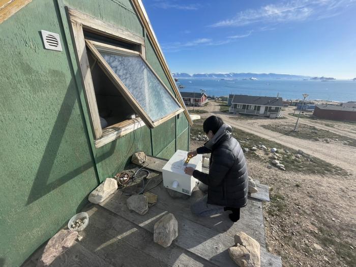 Installing the PM2.5 measurement system in Qaanaaq