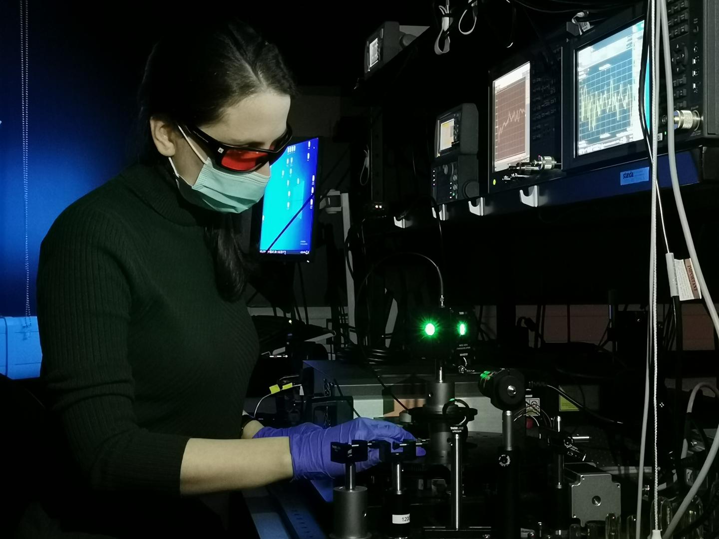 Measuring photo-response of organic solar cells