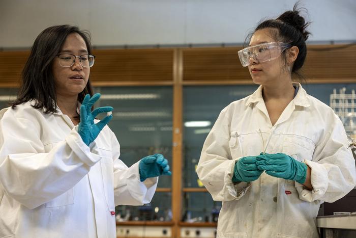 Dina Maniar and Qi Chen with the sensor they built from soft rush
