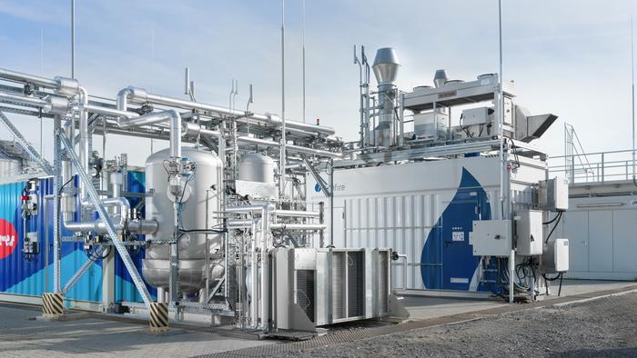 Highly efficient co-electrolysis realized by industry partner Sunfire in the world's largest power-to-fuel process chain for the synthesis of fuels at KIT’s Energy Lab.