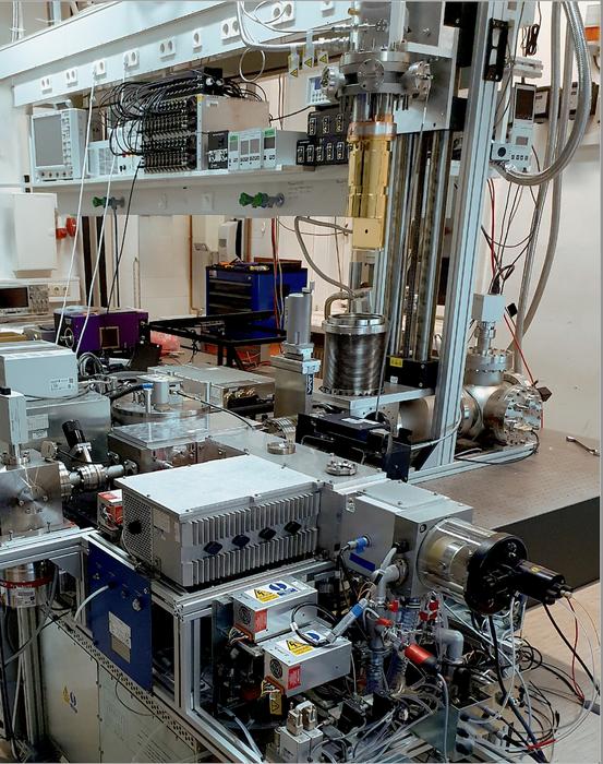 View of the SuperMaMa laboratory at the University of Vienna. The hanging gold-plated insert is the radiation shield behind which the superconducting nanowire detectors are installed.