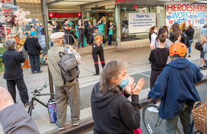 New Yorkers cheer health workers