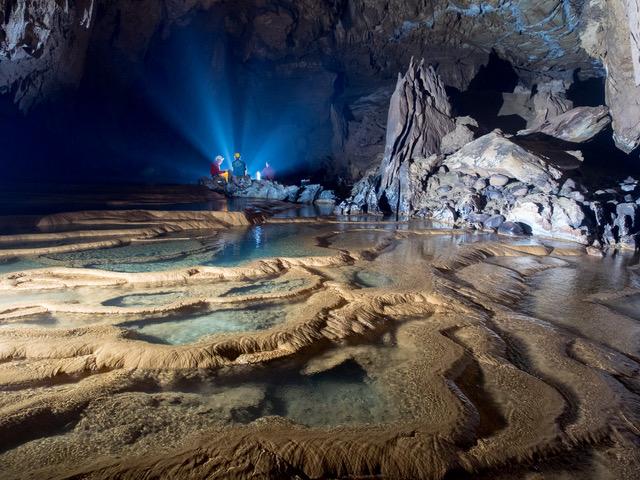 Tham Houey Y&egrave; cave