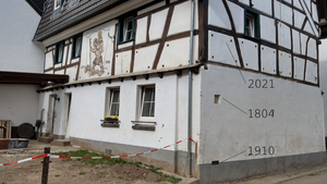 House in Walporzheim in the Ahr valley with flood marks shown from 1804, 1910 and 2021.