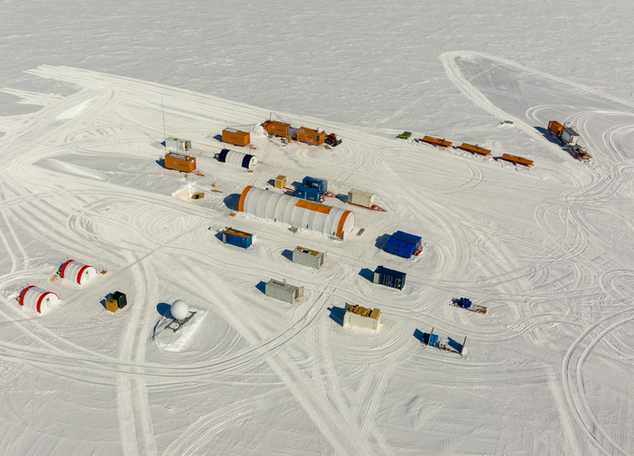 The oldest ice in the world is being drilled for here as part of the European “Beyond EPICA – Oldest Ice” project: the camp at Little Dome C in Antarctica.