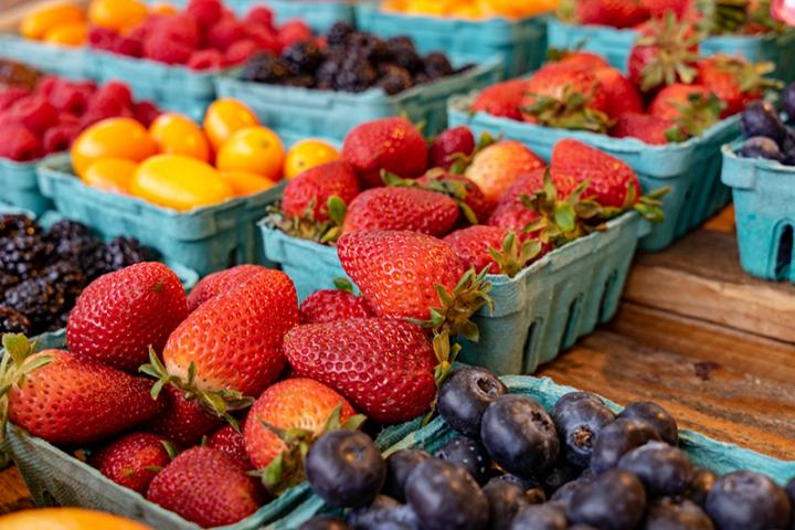 Picture of strawberries and blueberries in cartons