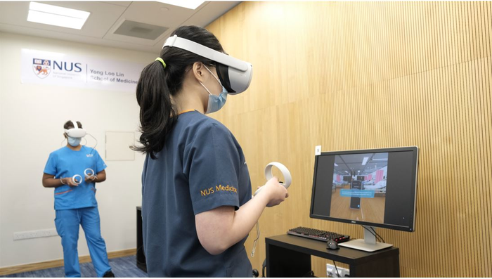 NUS Medicine and Nursing students experience the virtual reality programme