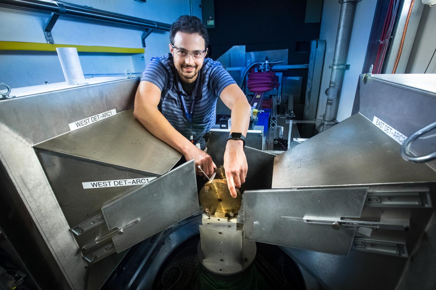 Neutron Diffraction Probes Forms of Carbon Dioxide in Extreme Environments