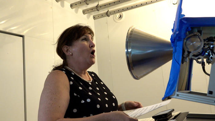 Singer in aerosol chamber