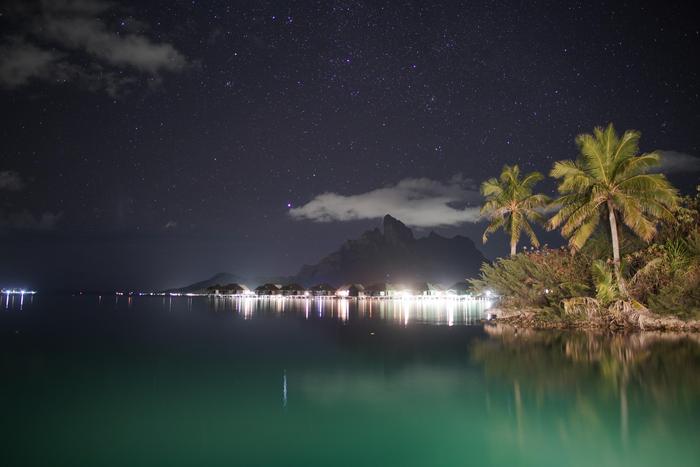 Light pollution at night over aquatic habitats in French Polynesia