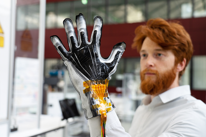 Smart glove for Industry 4.0: Connecting the physical hand to the virtual world