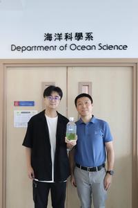 Prof. ZENG Qinglu(right) and one of the research paper author Mr LI Haofu (left), PhD student in Department of Ocean Science, showing the sample of Prochlorococcus MED4 culture.