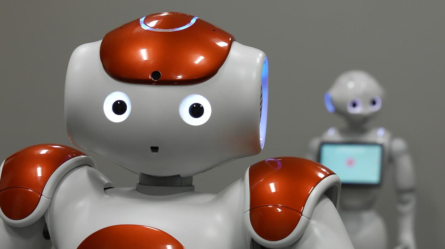 Robots live. Mabu робот. робот matatalab. робот фейсбук. living robots.
