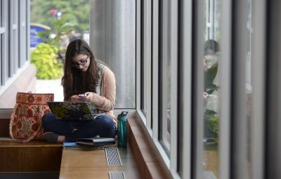 Photo of Kent State Student with Cell Phone