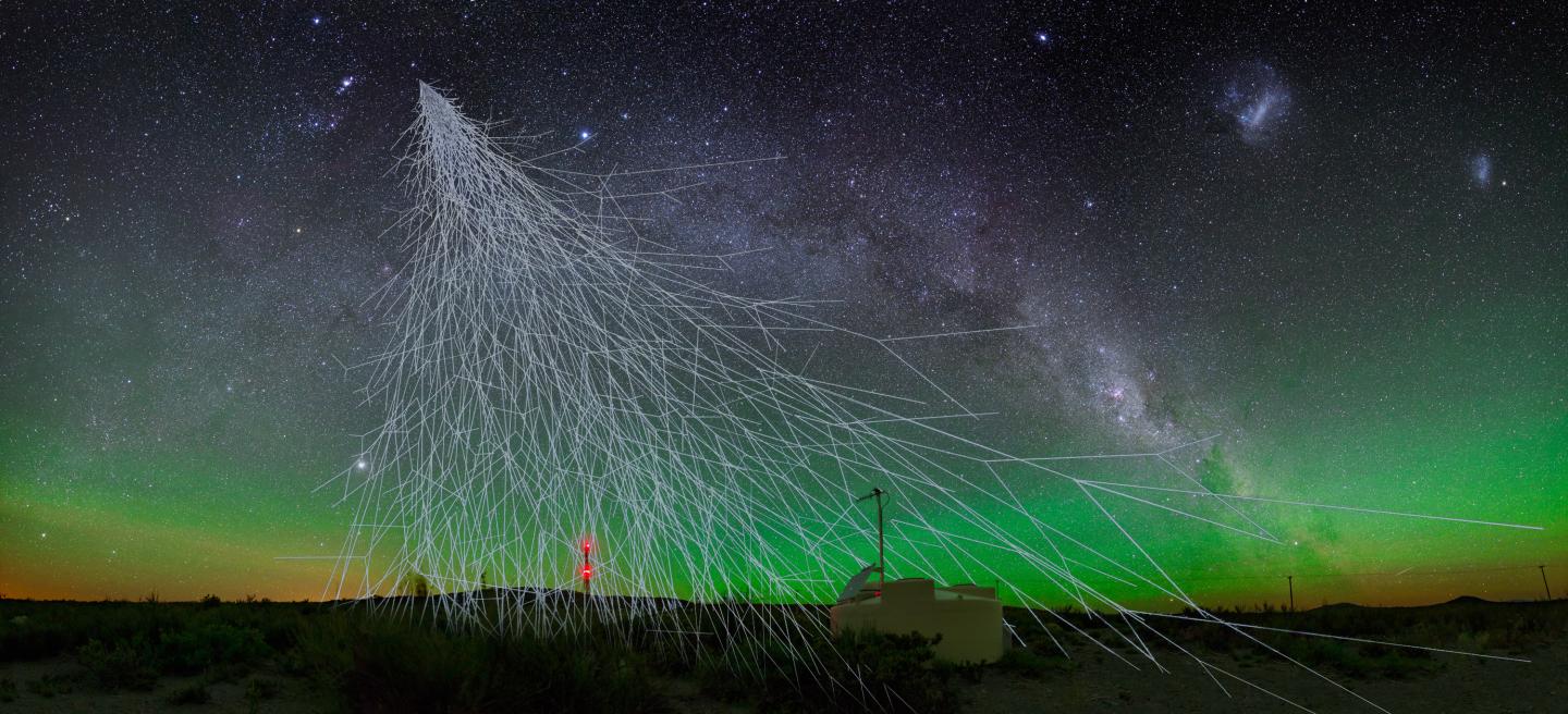 Vue d’artiste d’une gerbe atmosphérique au-dessus d’un détecteur de particules de l’Observatoire Pierre Auger, sur fond de ciel étoilé.