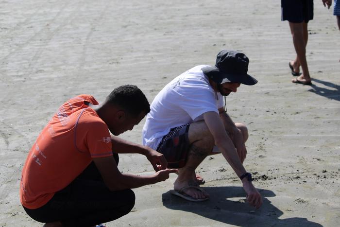 Community protected by law on coast of Southeast Brazil is threatened by litter tourists leave on beach