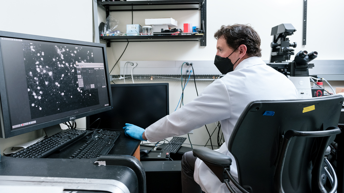 Gladstone scientist Jeremy Linsley