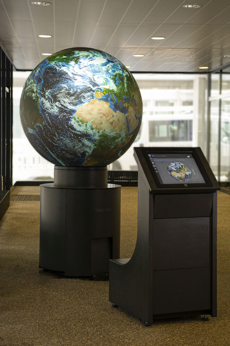 The interactive globe illustrates global interrelationships. In Hannover, KIT researchers show them on the basis of current data from climate and risk research. (Photo: Markus Breig, KIT)