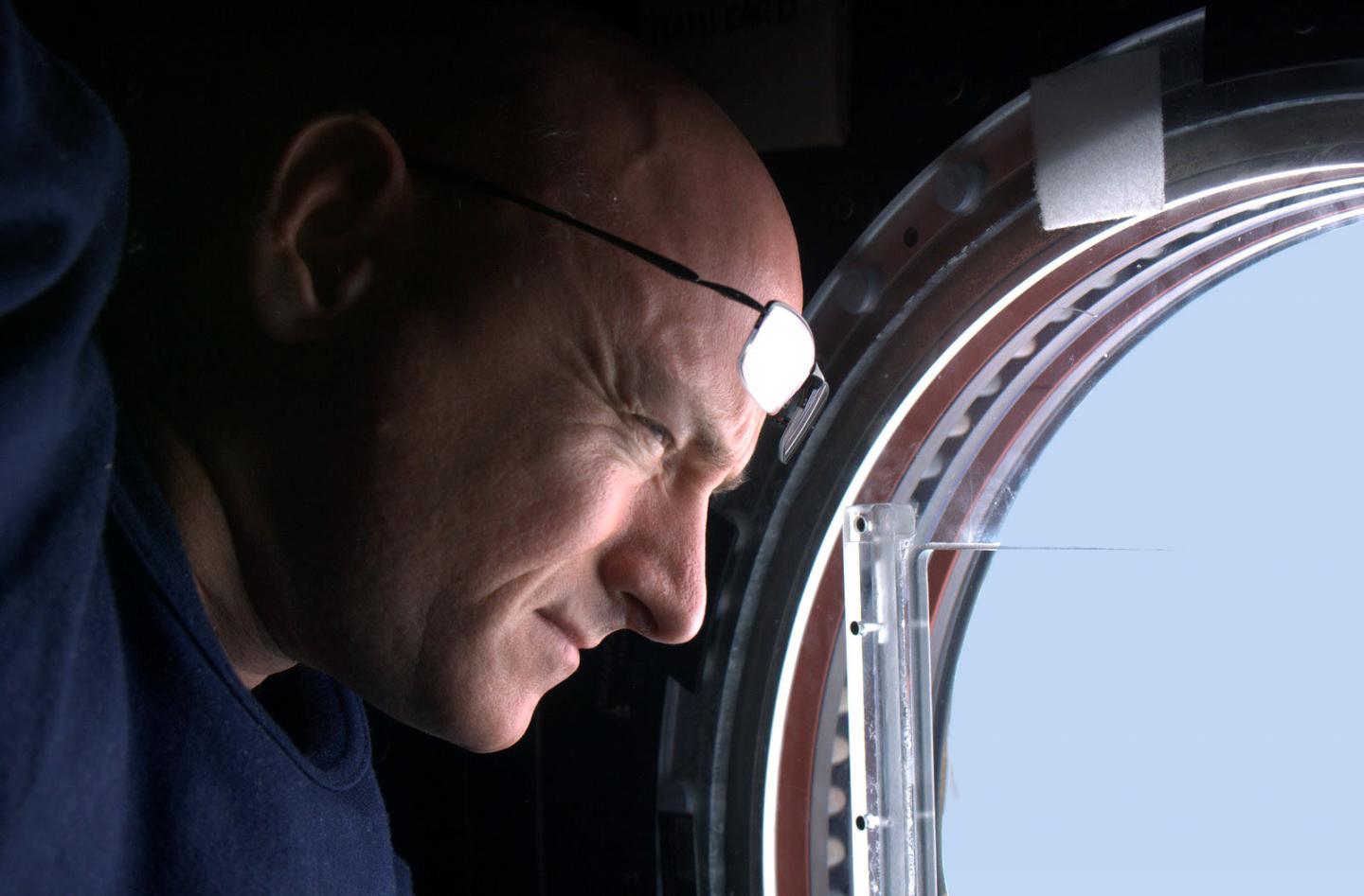 Astronaut Scott Kelly Participates in Journals Experiment