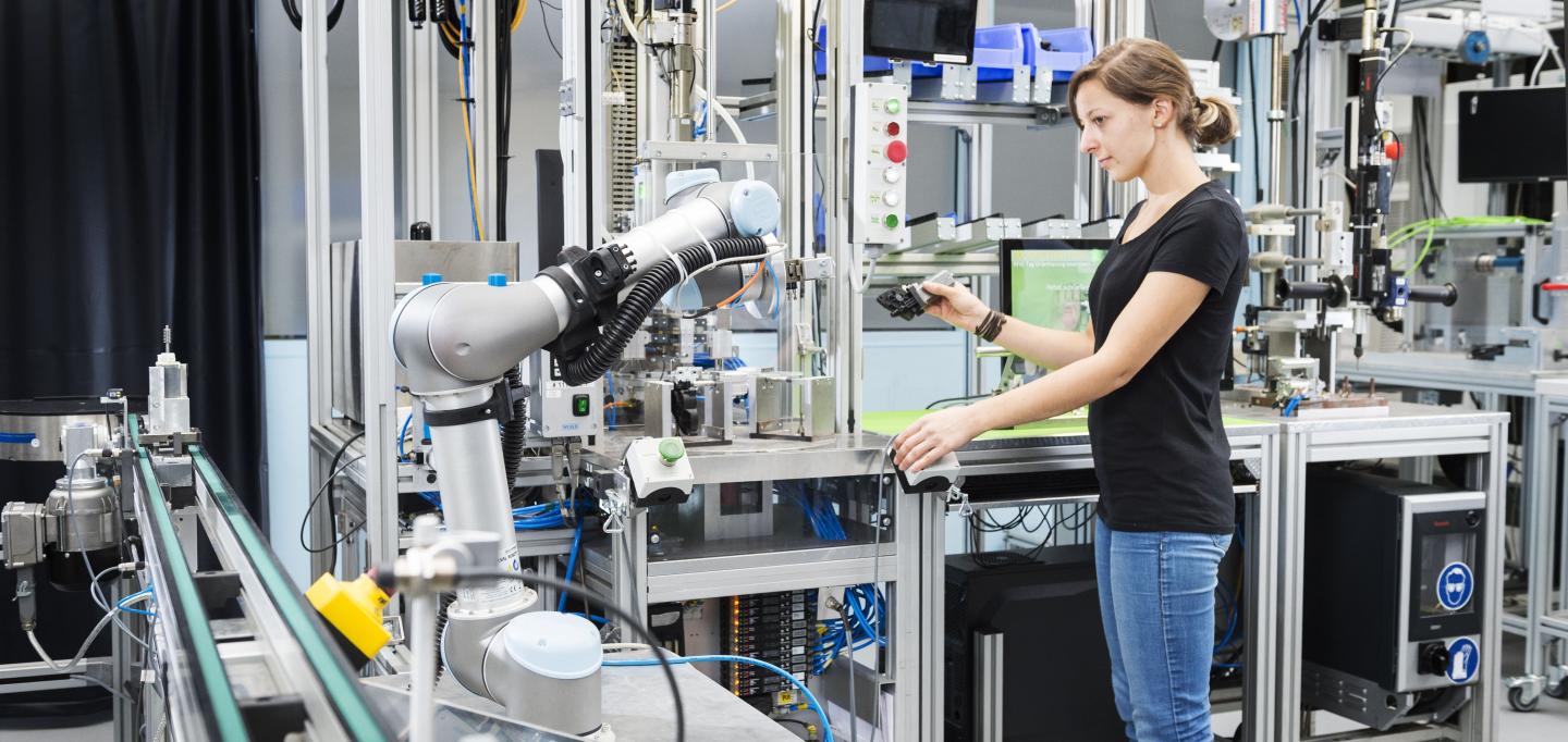 Agile Manufacturing Systems with Learning Robots Make Industrial Production Viable