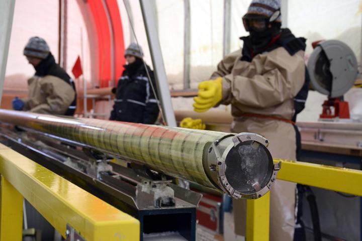 Drilling ice cores