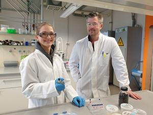 Coline Bichlmaier and Dr. Roman Lang in the lab