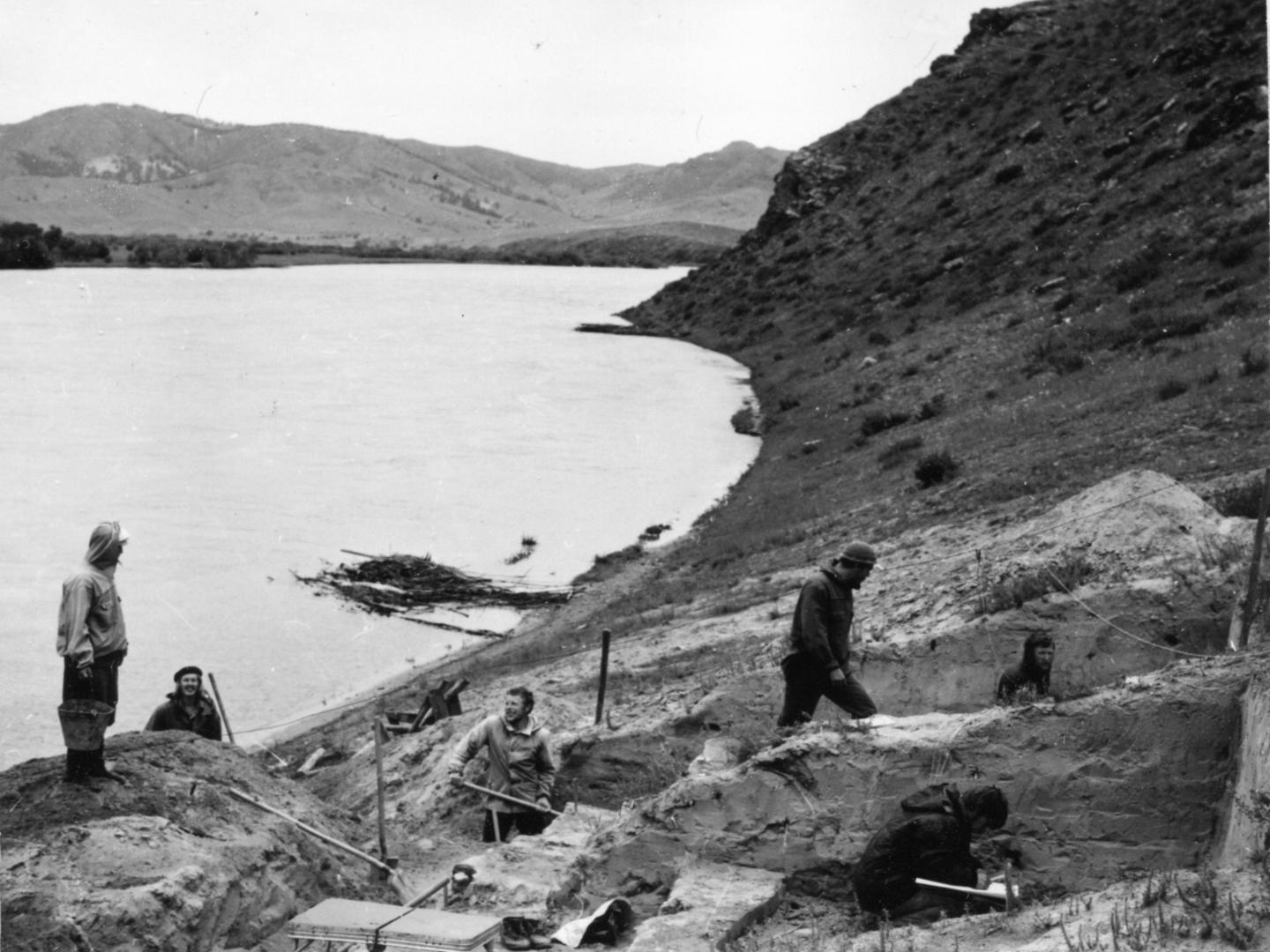 Excavation of the Ust'-Kyakhta-3 site, 1976