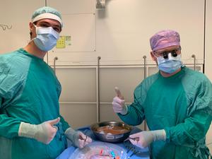 Otto van Leeuwen (left) and Vincent de Meijer with the perfusionmachine